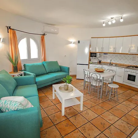 Villa - Pretty With Private Pool In