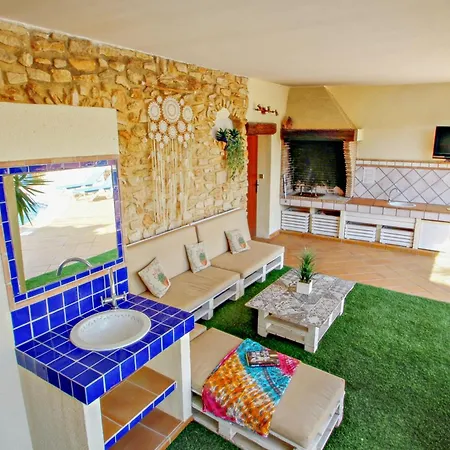 Villa - Pretty With Private Pool In